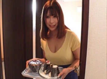 【巨乳】毎朝ごはんに掃除まで尽くす爆乳大家が勃起チ○ポに気づき母性爆発！乳テクで寂しい肉棒を優しく面倒見る■有岡みう