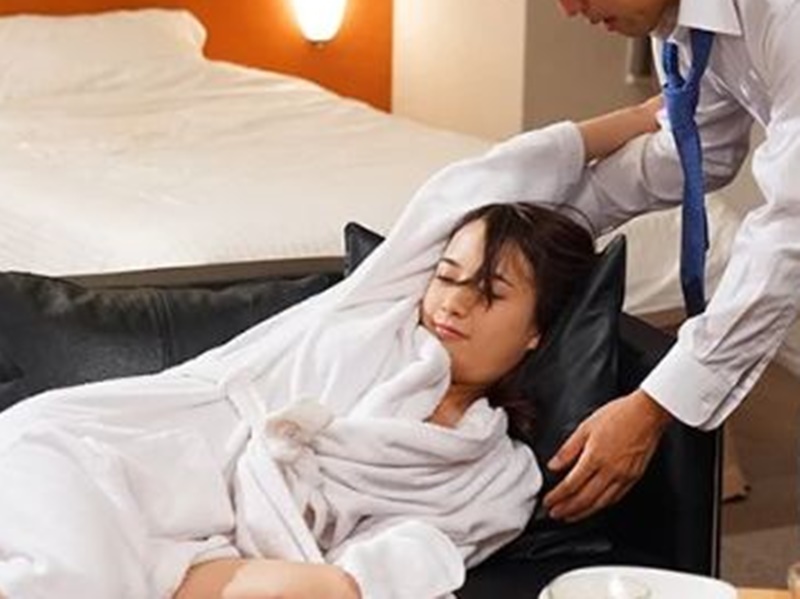【女上司NTR】契約失敗の罰は濃厚SEX！？無防備な女上司と相部屋で一晩中求め合う■向井藍