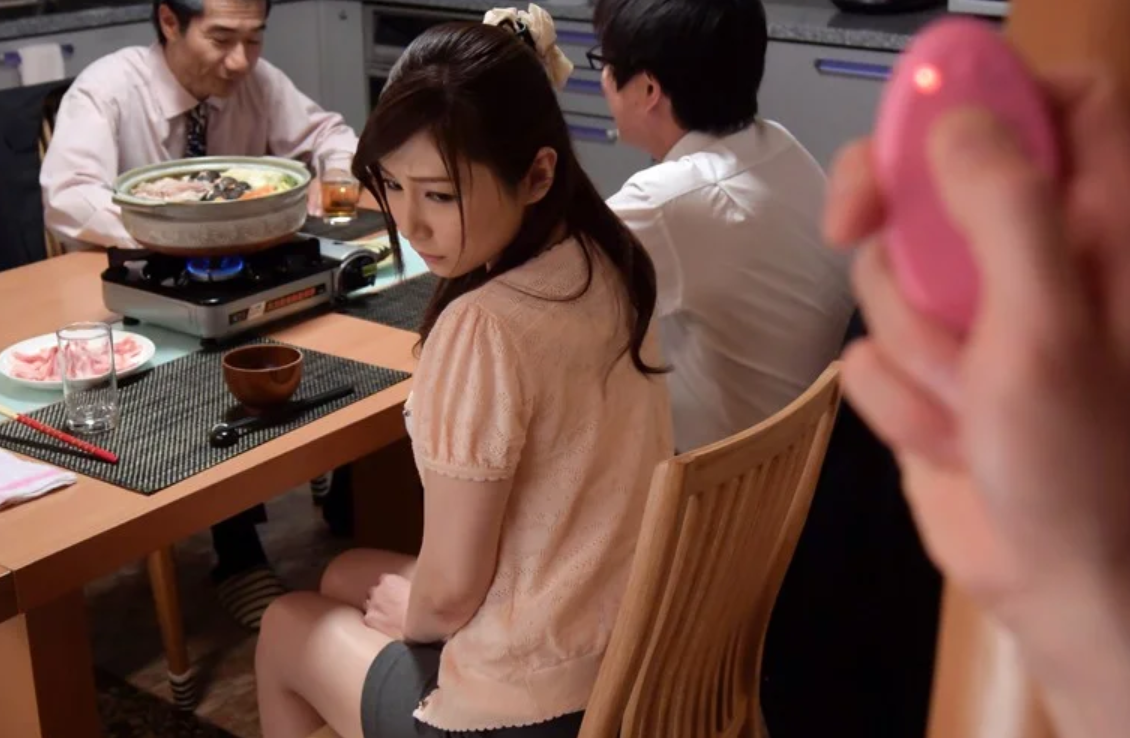 【人妻NTR】『みんな見てるぞ？』義父のスケベな性癖が若い新妻に向けられる！お漏らしを強制させられてしまい...佐々木あき