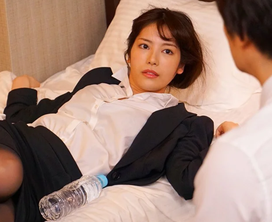 【相部屋NTR】商談帰りのホテルで上司と二人きり…仕組まれた相部屋で清楚美女が一晩中イカされ続ける衝撃寝取り劇■楓カレン