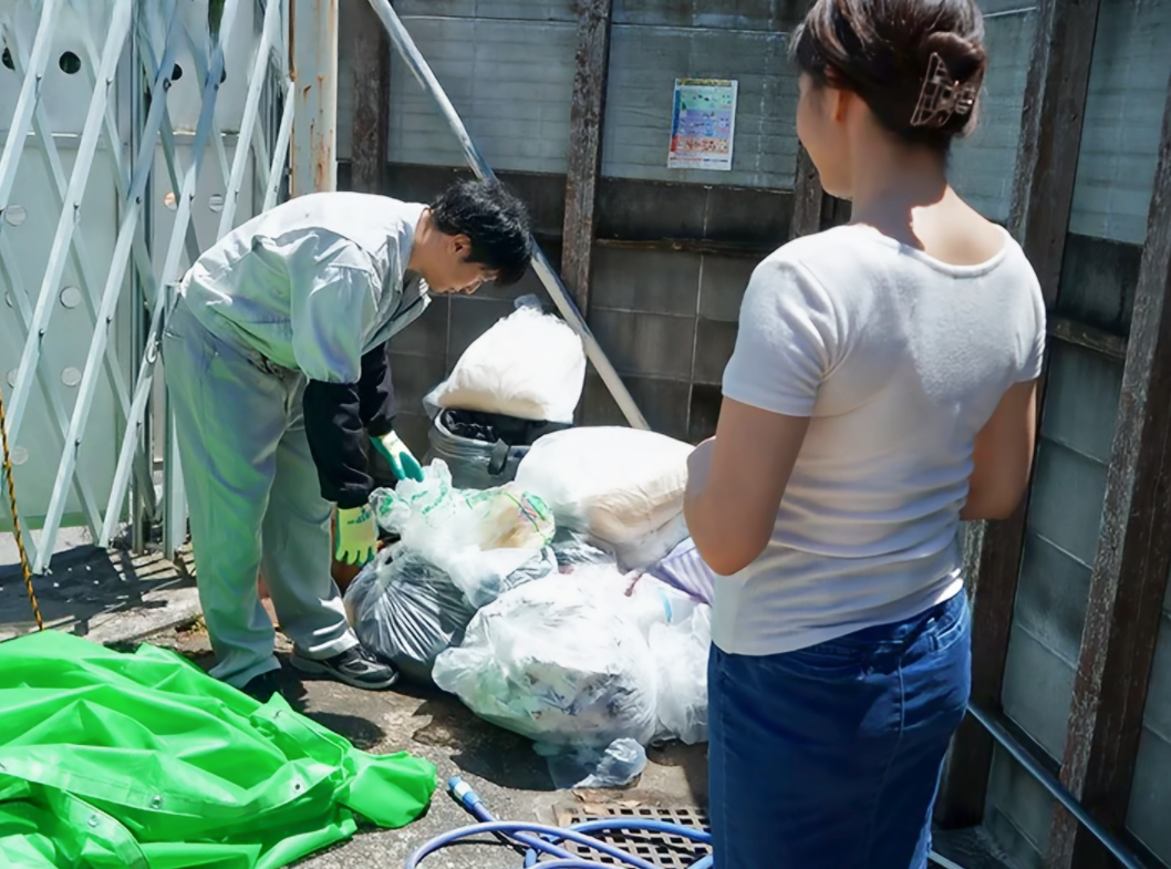 【恋する人妻】「ゴミを拾っている姿がステキ…♡」働かない夫より汗だくの男にスケベ心を抱く奥様ですが…友田真希