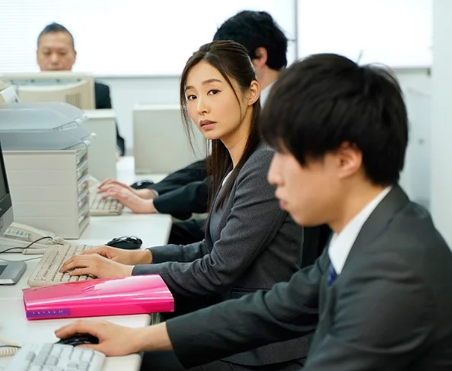 【上司NTR】「彼女いるのに…私で欲情してるのね？」終電逃して上司宅に泊まった夜、甘い誘惑に抗えず抱き合う■夏目彩春