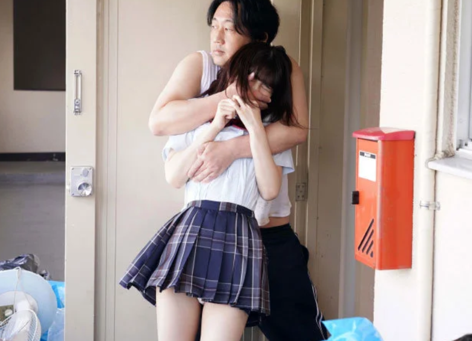 【レイプ】隣の部屋から漂う匂いに誘われ堕ちていく！汚れた世界で快楽を教え込まれる制服少女■倉本すみれ