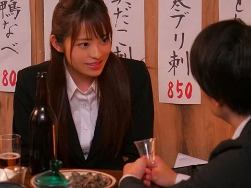 【相部屋】出張先のホテルで絶倫上司と二人きり！彼氏の前で腰を突き上げられ快楽漬けに堕ちてしまう新入社員の裏の顔■桜もこ