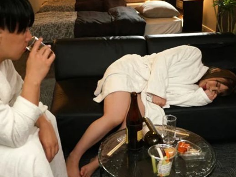 【人妻】美人上司の豊満ボディが目の前に…酒に酔った彼女を押し倒すと、人妻の奥まで貫かれ快楽に震える不倫肉欲劇■叶愛