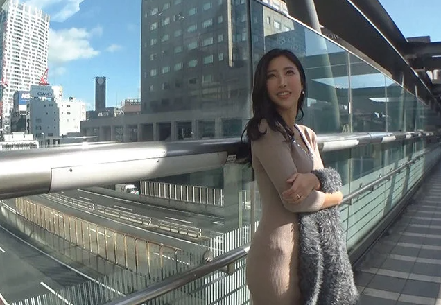 【セレブな奥様】帰国直後から止まらぬ性欲ｗホテルで即ハメからの濃厚FUCK！絶倫男2人に挟まれ全穴犯されるセレブ妻