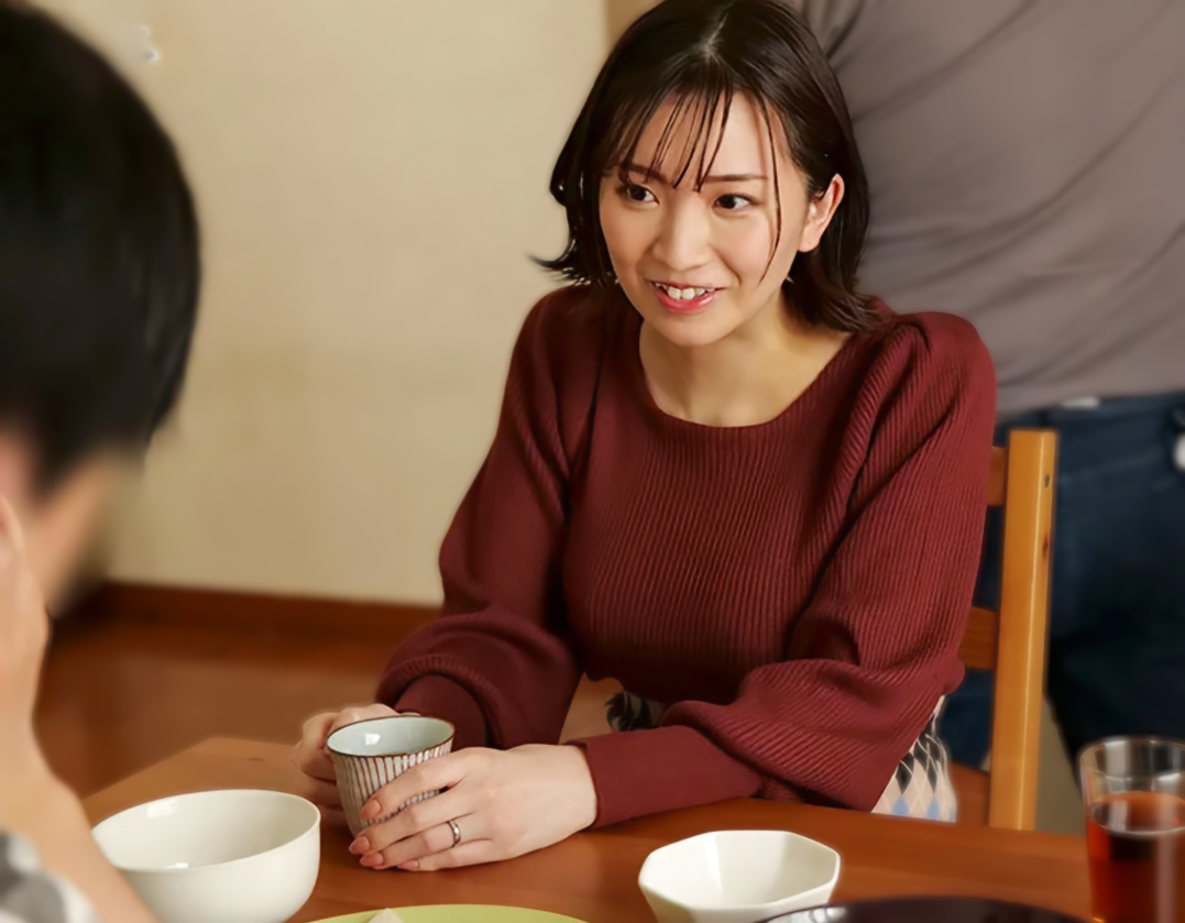 【義理の母】「あの人またタバコに行ったわ♡」スケベな義母は旦那が喫煙中にスケベな背徳交尾を行う人妻熟女■鈴木真夕