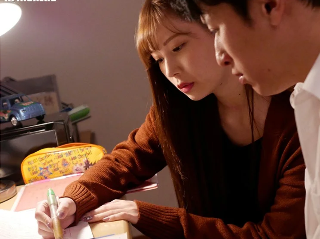 【強姦レイプ】「カレシ…いたんですね...」スレンダー貧乳なエロ美人従姉弟の美少女に欲情した男が襲い掛かり…明里つむぎ