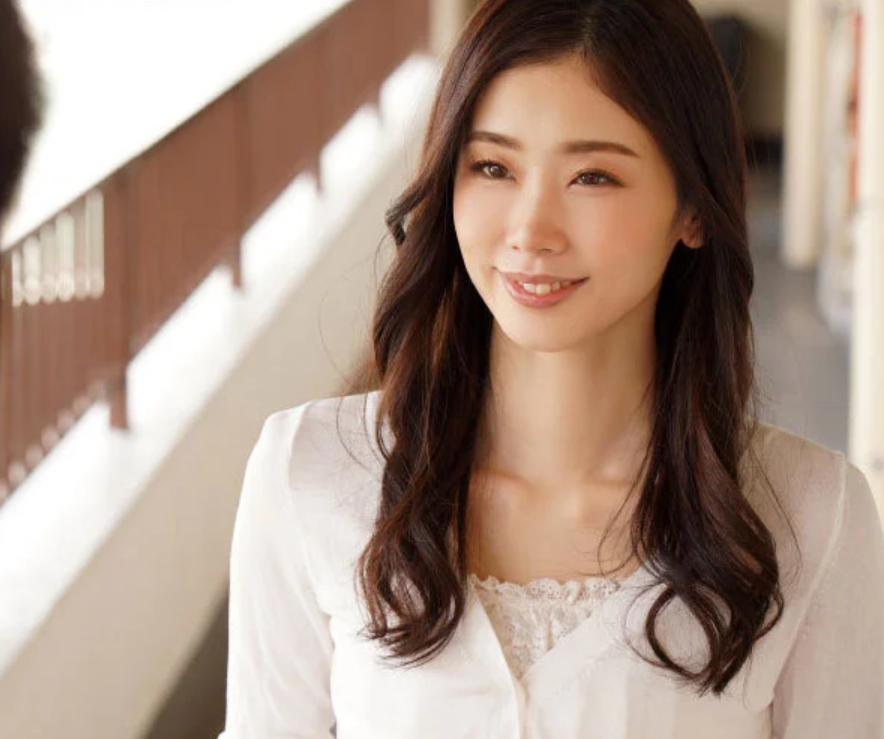 【人妻】悪環境のボロアパートで出会った妖艶人妻！耳元で囁く淫らな言葉に抗えず快楽地獄に沈んでいく大学生■小松杏