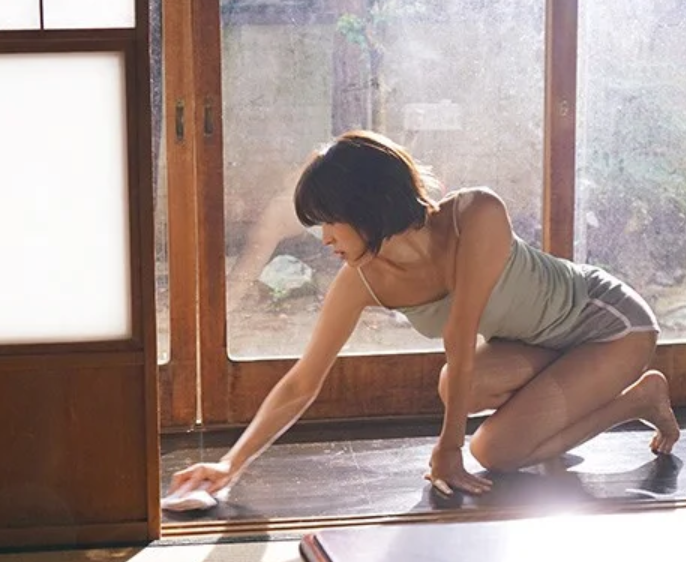 【田舎の人妻】「夫に飽きたら若い男で遊べばいい」真夏の地方で艶やかに笑う隣家の奥様は遊び感覚でセックスしちゃう■葵つかさ
