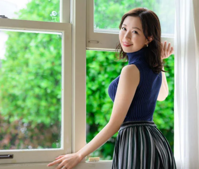 【三十路熟女】凛とした瞳の奥に潜む欲望ｗ「もっと見てほしいの…」清楚で上品な彼女が解放する官能デビュー■流川はる香