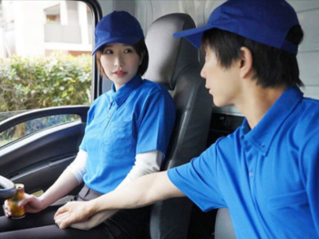 【不倫パート主婦】配送会社で働くスレンダーエロ美乳美人が頼りない学生バイトに迫られて不倫セックス！■夢実かなえ