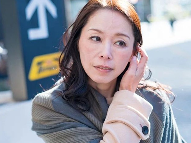 【熟女ナンパ】『え？下着見せるんですか？』街中で声かけられた美人なスレンダー巨乳な素人おばさんのエロセックス！