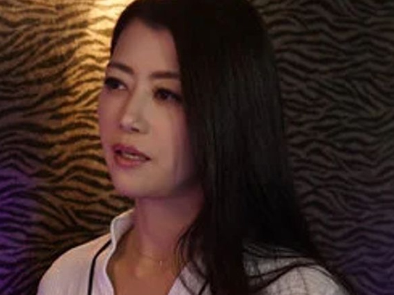 【熟女】年の割にスレンダーで垂れ美乳な美魔女の兄の妻と二人きりの夜…止まらない鼓動と熱い吐息の中で行うエロ行為■北条麻妃