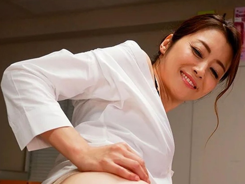 【熟女な女上司】「昔より大きくなった？」目の前に現れたスレンダーエロ美尻なおばさん主婦が元家庭教師で…北条麻妃