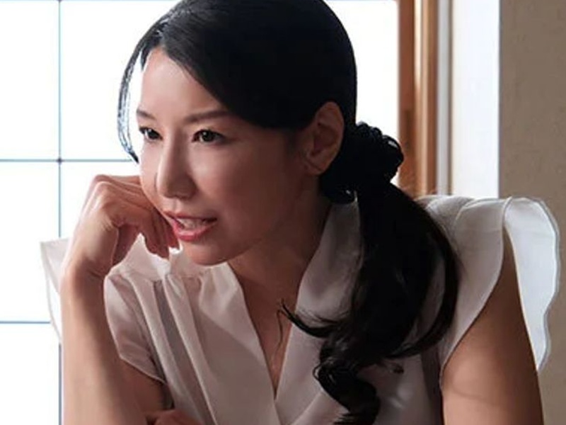 【人妻不倫】『初めてなんでしょ？♡』このスレンダー美乳な美人は女教師！元教え子とエロ浮気セックス！加藤あやの