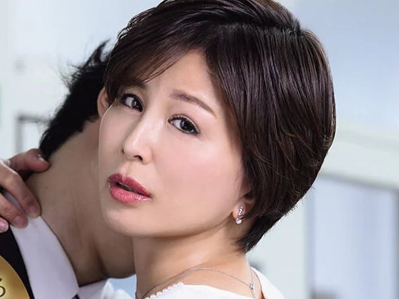 【浮気好きな人妻】『旦那より熱くて硬いわ…♡』新米先生とのセックスが忘れられない巨尻なおばさん主婦ですが…桐岡さつき