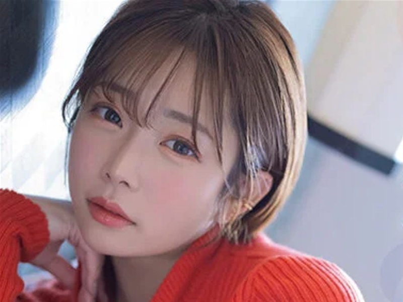 【若妻NTR】「結婚してても恋愛したい...♡」スレンダーエロ美乳なビッチ主婦が一回り年下の大学生と堂々と浮気！紗倉まな