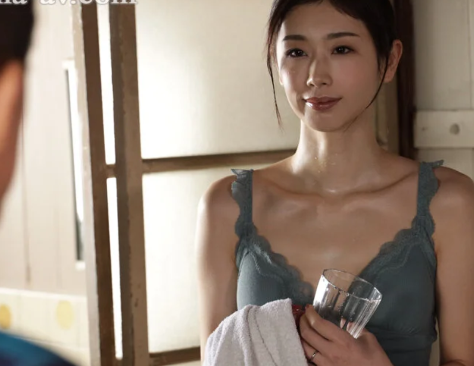 【貧乳熟女】汗まみれの体を押しつけてくる杏さんが、腰を止めずに突き上げる！我慢できず中でぶちまけた真夏の午後■小松杏