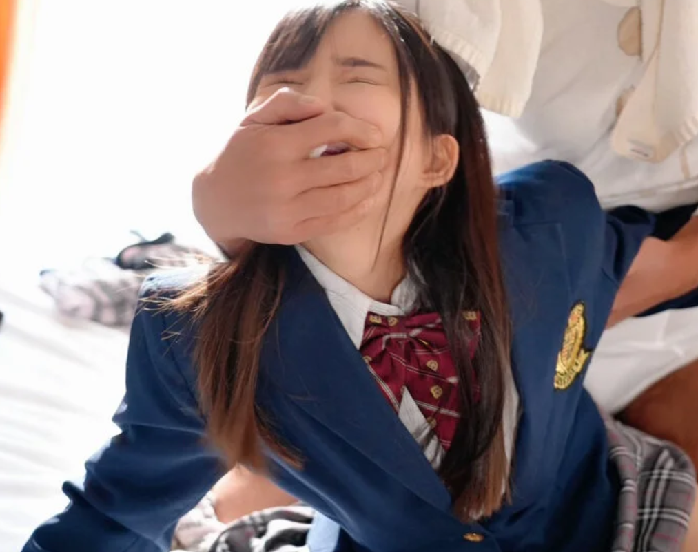 【女子校生】「ゴミが臭くて...」隣のコドおじに注意すると…仕返しに無理矢理エロ行為を迫られるエロ巨乳美少女■楪カレン