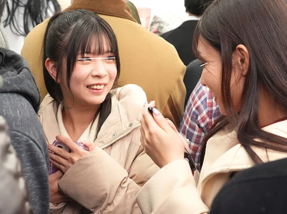 【痴漢される女子大生】「え...触られてる？」JKと間違われるぐらいのロリ顔ポニテJDが痴漢された後連れ去られ強姦！