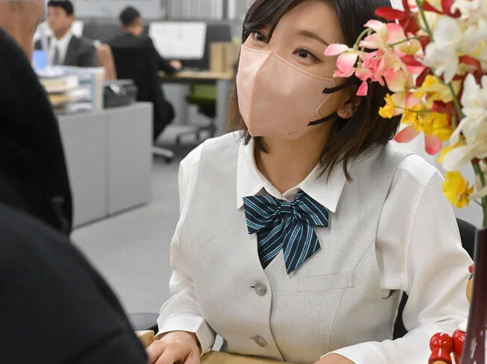 【人妻レイプ】”え？強盗…？”銀行に勤めるスレンダー美人なエロ美乳な主婦が突然押し入った男にスケベに犯される…紗弥佳