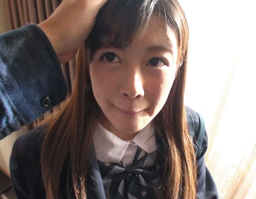 【18才の女子校生】純情そうな制服を着たエロい雰囲気のスレンダー太もも美少女女子高生がAVに初出演！辻倉あかり
