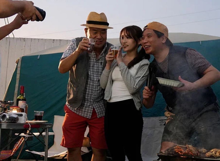 【NTR】町内キャンプに参加した妻ゆりが男たちに囲まれ…テントの奥で抵抗できず求められ続け濃密な快感へ堕ちる…■広瀬ゆり