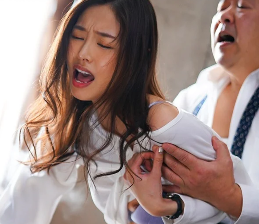 【熟妻NTR】「もう帰らせて！」スレンダー貧乳なおばさん主婦が経営者と旅行中に浮気寝取られセックス！夏目彩春