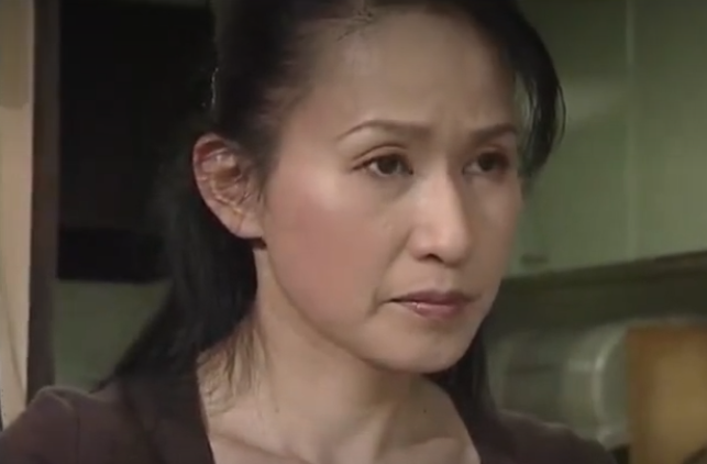 【ヘンリー塚本：45歳母親】「ムラムラするわ…」このスレンダーな美乳なおばさん、欲求不満でコタツ机でオナニーしますが…