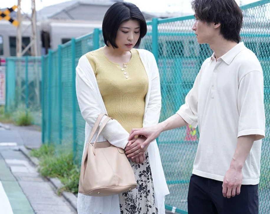 【息子の悪友】「ちょい悪な若い男って魅力的だわ…♡」性欲お盛んなエロ巨乳なおばさんが子どもの親友と...赤井美希