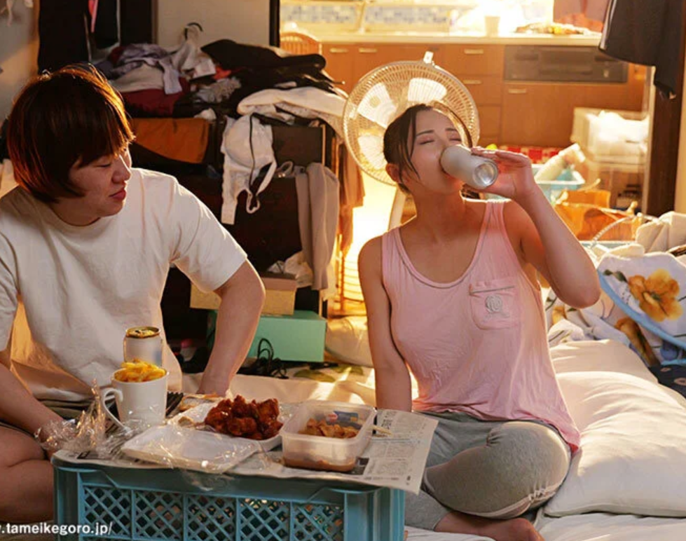 【美人な叔母】「風呂なんて後でいいよぉ♪」酒好きなスレンダーエロ美女なおばさんの部屋はとても汚くて...■北野未奈