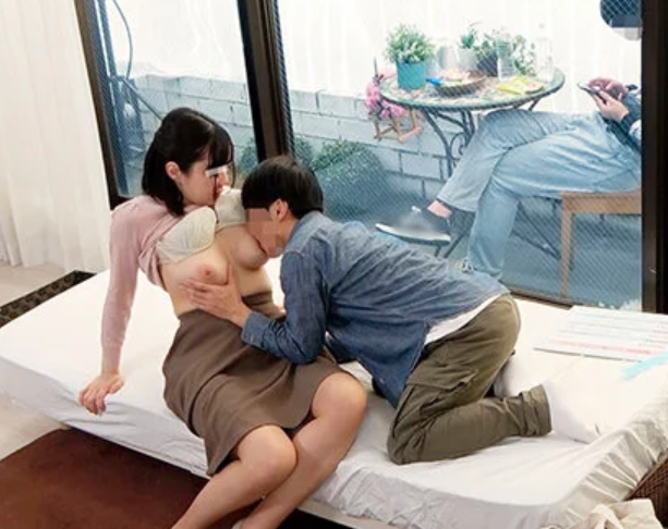 【人妻マジックミラー号】スレンダーな素人エロ巨乳な美人主婦がMM号に乗りこみ息子の友達とスケベ行為！