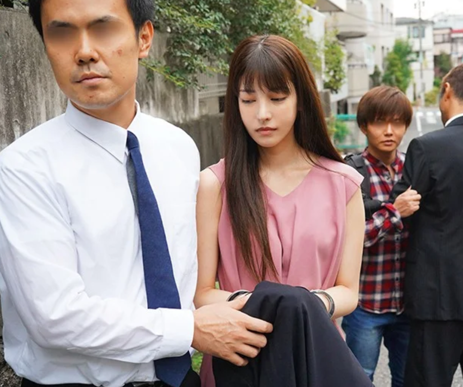 【逃避行の末に…】「署までご同行願います…」スレンダーエロ美乳な美人女教師が生徒とハメ撮りがバレてしまい…楓カレン