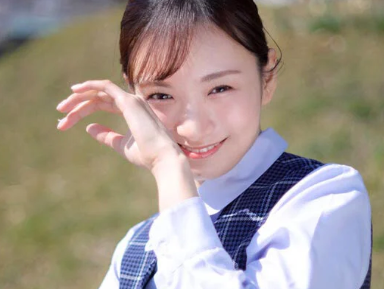 【制服女子校生】「昔は良かったわね...」昔のヤリ友と母校を訪れ夏化しながらエロ行為するスレンダー美人OL■渚恋生