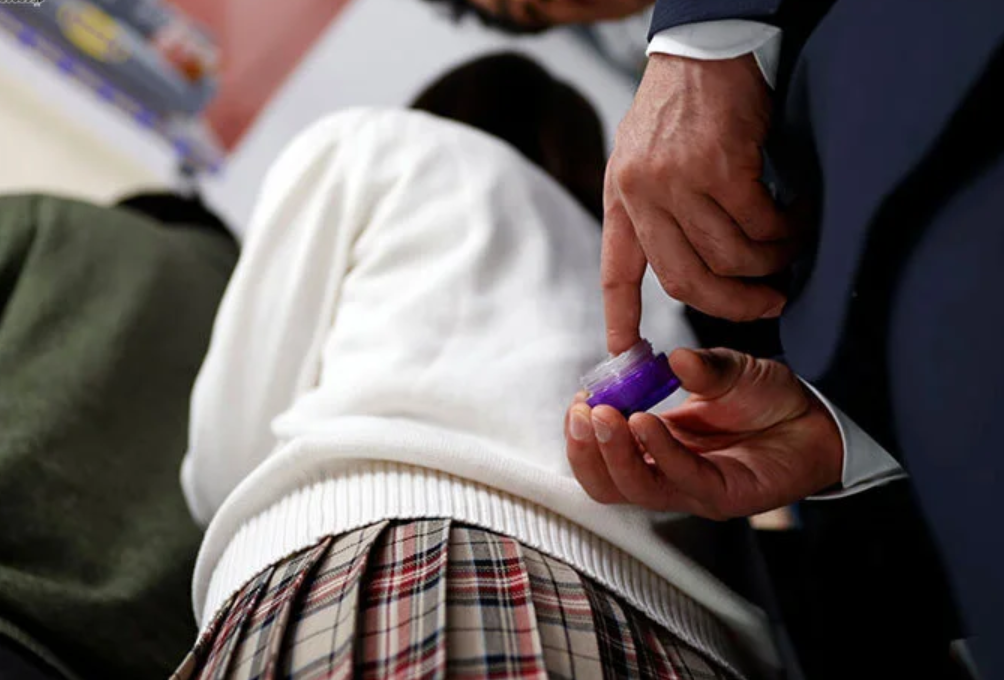 【痴漢される女子校生】「いつもと違って…何か気持ちイイ…？♡」制服姿のエロロリ美少女JKが体を触られますが…白石もも