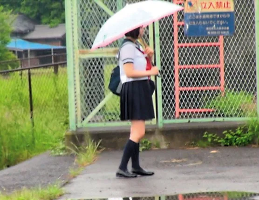 【女子校生】「あんッ♡」制服姿のロリ顔美少女JKは絶賛発情中みたいｗ電マでオナニーしてたら男達を欲情させてしまい…