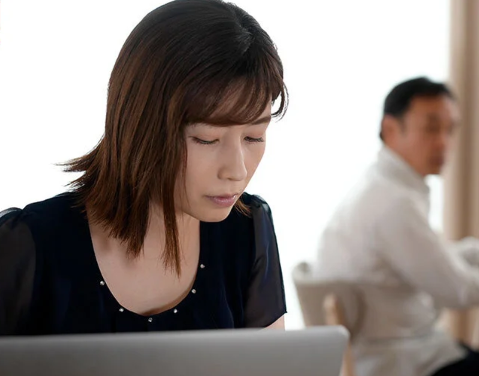 【若妻NTR】「あなたが相手してくれないから...」スレンダーエロ美乳な美人主婦が義理の兄の家で欲求が爆発してしまい…