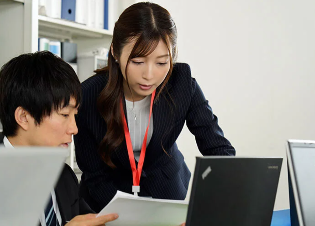 【おばさん上司】この美人な熟女は絶賛浮気中！でも若い男の方がお好きなようで…社内で不倫セックス！■今井栞菜