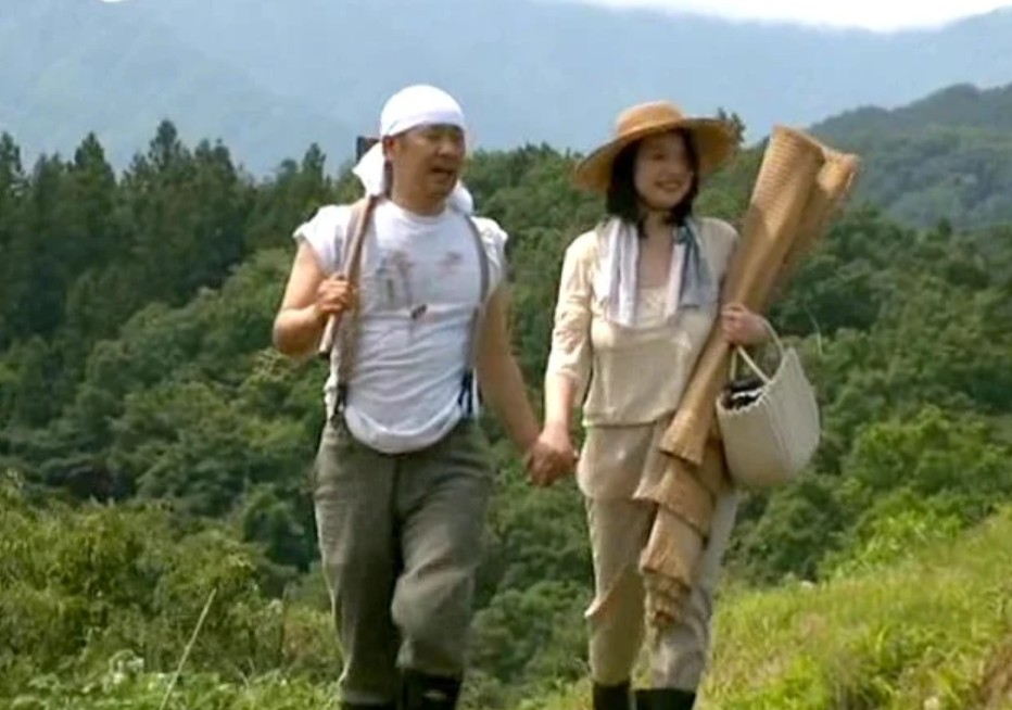 【ヘンリー塚本】「青空って気持ちいいわね...」山中で農作業に勤しむエロ中年夫婦が誰もいない自然の中でスケベ性交！