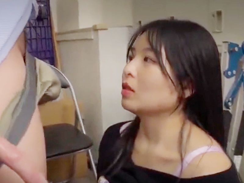 【万引き人妻】「警察だけは許してください...」エロ巨尻な素人おばさん主婦が店の物を盗もうとしてしまい…