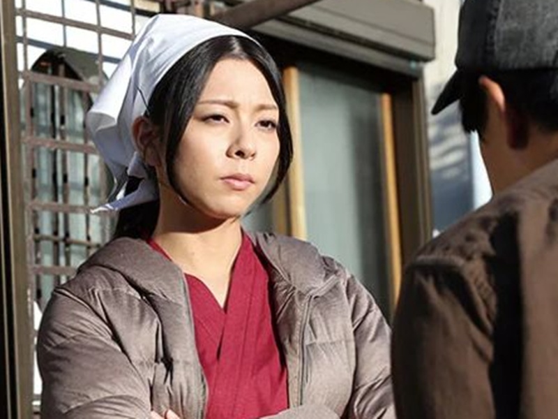 【人妻レイプ】「奥さんをいつか犯したいと思ってたんです！」ソバ店の女従業員が面倒を見ているホームレスに襲われる！