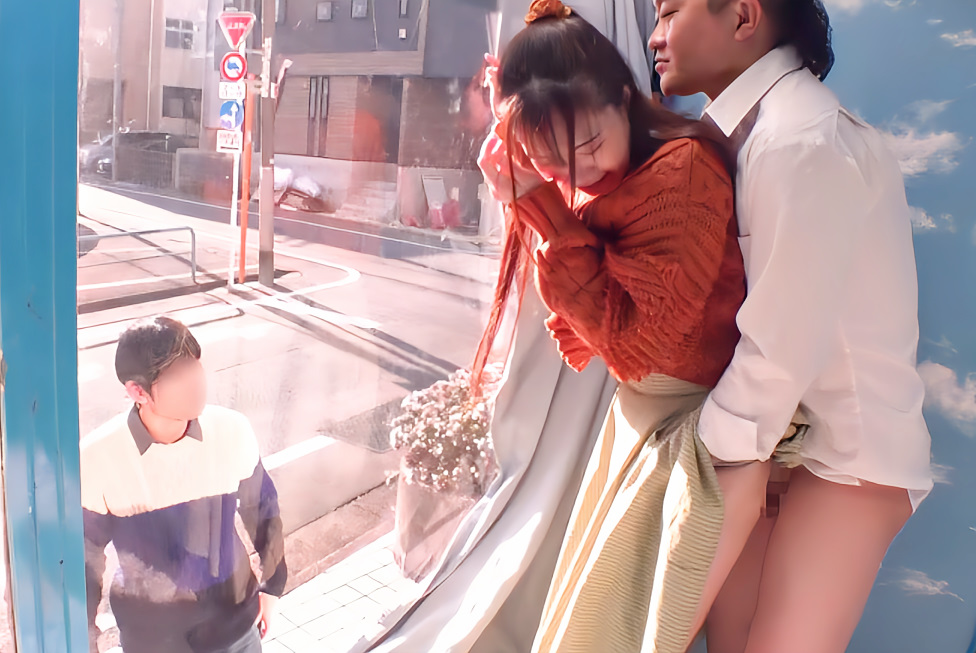 【マジックミラー号】スカート姿が似あうスレンダー美人な素人人妻がナンパされてクイックマッサージに挑戦しますが…