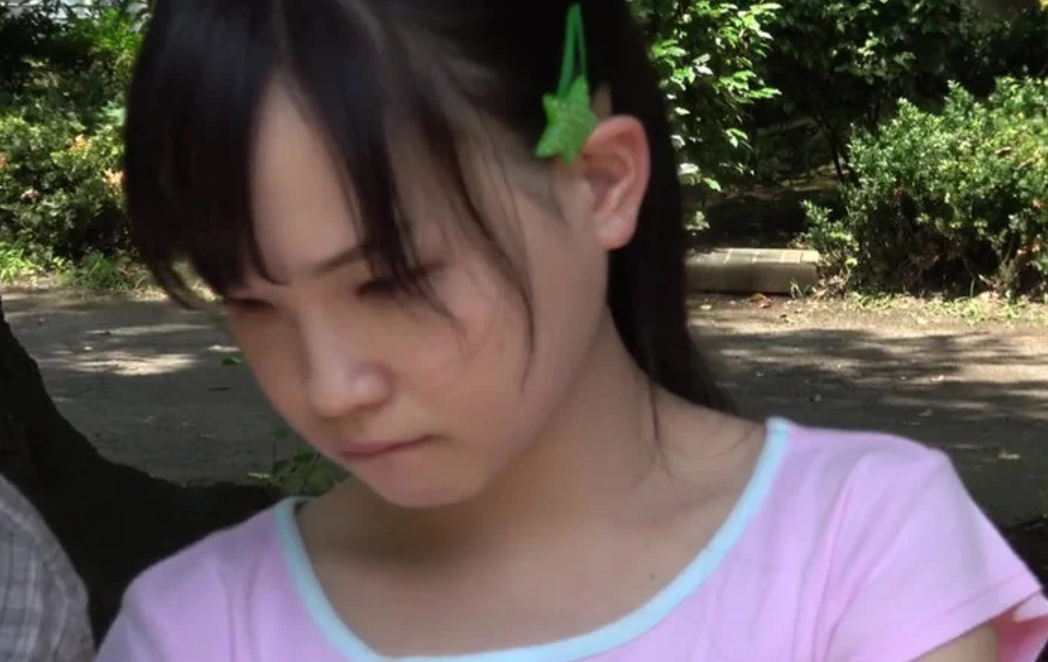 【売春強要ロリ娘】「お父さんがお金稼いでこいって…」生活保護の父に逆らえない娘が体を売らされてしまい…工藤ララ