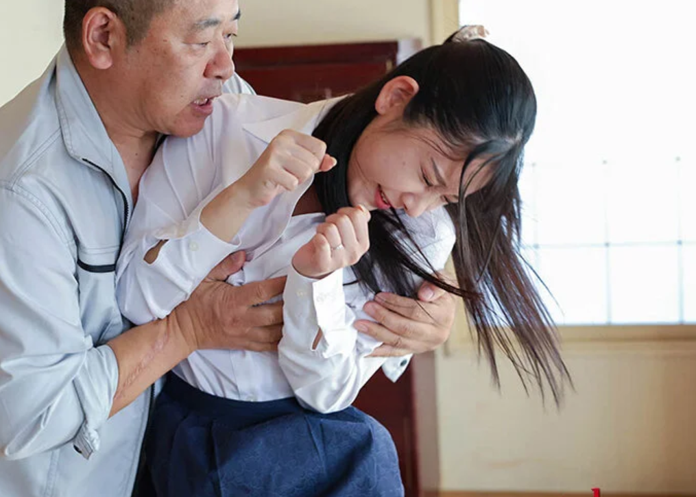 【人妻レイプ】「奥さん、いい体してるなｗ」旦那は会社の経営者の金持ち主婦が突然やってきた汚い中年に犯される！西野絵美