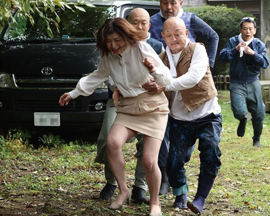 【ながえスタイル】~妻がまわされた~「いやぁ...こんなおばさんレイプしないで…！」山中で犯されるエロ巨尻な主婦