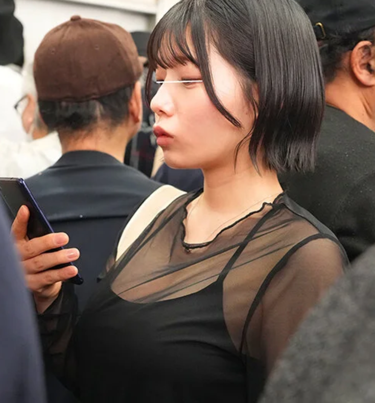 【痴漢レイプ】「デニムの上から…触られてる？」エロい格好をしたクビレ女子が電車内でインナー奪われ強姦される！