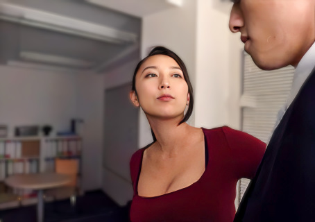 【女上司】「今日は私の居残りなさい！」性欲強めな美人OLが若い男とオフィスでスケベセックス！本真ゆり