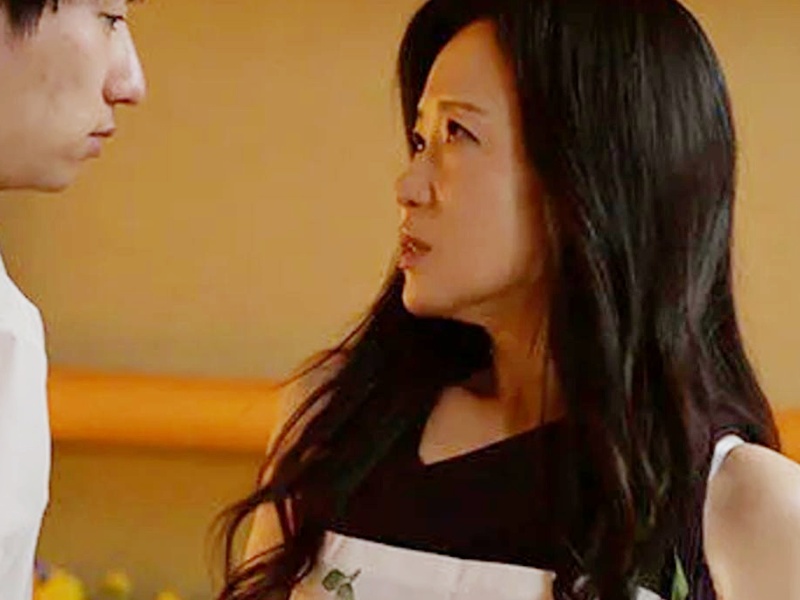 【美しい友人の母】「俺、もう我慢できません…！」エロ美乳なおばさん主婦が友達の息子に欲情された結果...本宮みやび