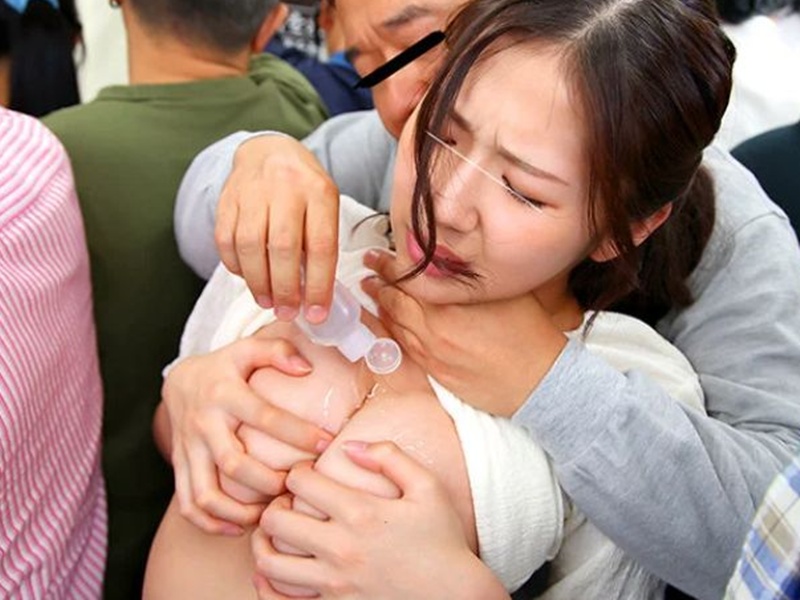 【女子大生・痴漢】「触らないで…」嫌がってるのに胸を揉みしだかれてしまうエロ美乳な美人ＪＤが下着まで降ろされてしまい…